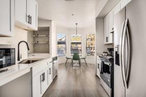 Boulevard Stays 2BR by Stadium Pool Parking Gym 08