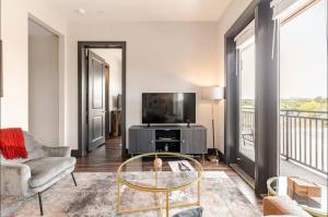 Relaxed 2BR Stay Near Domain & Central Aux