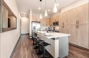 Relaxed 2BR Stay Near Domain & Central Aux