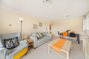 Long Stay 2BR Garden View Flat WiFi Parking Dishwasher Walk to Bromley High St & Station