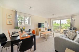 Long Stay 2BR Garden View Flat WiFi Parking Dishwasher Walk to Bromley High St & Station