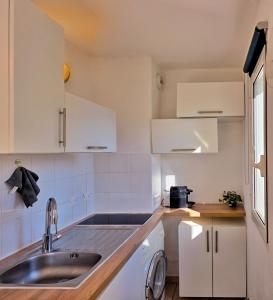 Studio près mer et aéroport - Studio near sea and airport