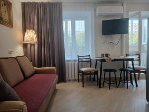 Нова 2-к Люкс Студія з Окремою Спальнею, Центр, Великий Балкон, Низький Поверх