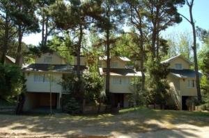 Mar Azul Complejo 5 deptos y 1 casa con servicios a mts del mar en calle 42 esquina mar del plata mar azul