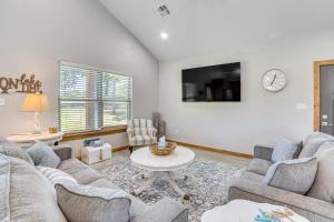 1 Mi to Lake Texoma: Expansive Outdoorsy Escape!