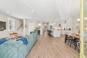 Luxury Eastport Home w Chefs Kitchen, Sleeps 16