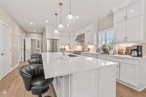 Luxury Eastport Home w Chefs Kitchen, Sleeps 16