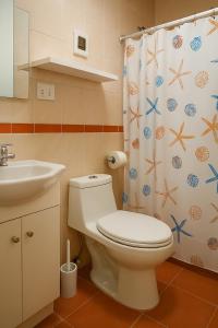 Habitación frente a centro comercial