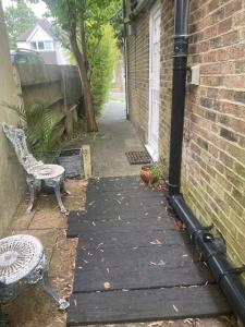 Superfast WiFi studio, bathroom & own entrance