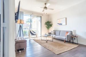 Boulevard Stays Comfy King 1BR Pool Gym & Free Parking 05