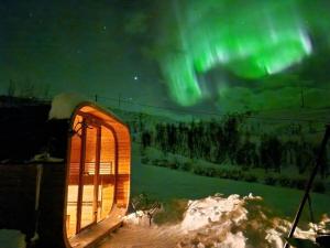 Discover the ultimate aurora escape with a cozy outdoor sauna and hot tub