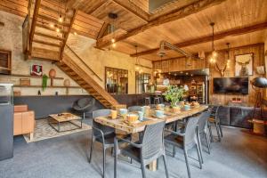 Maisons de vacances Le Gite du Domaine Constant - Loft Style Industriel Chic - jardin & espace jeux : Maison 3 Chambres