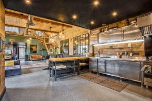 Le Gite du Domaine Constant - Loft Style Industriel Chic - jardin & espace jeux