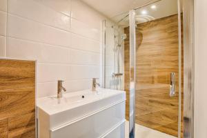 Maisons de vacances Le Gite du Domaine Constant - Loft Style Industriel Chic - jardin & espace jeux : photos des chambres