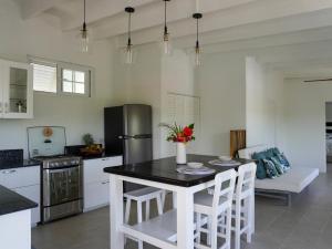 Modern Island Loft Near Beach & Rodney Bay, Walk to Pigeon Island Beach - Strutture non classificate a Gros Islet