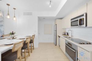 Amazing 1BR Apt View & Balcony - Pool & Gym