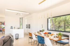 Villa Pins Parasols