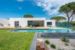 Villa Pins Parasols
