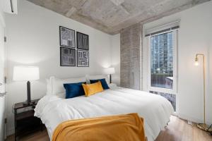 4BR Modern Gem Sleek Bright & Central