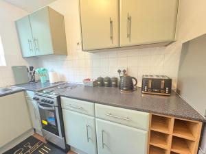 Cosy 2 bed flat Near East Croydon