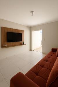 Casa com 2 Quartos Climatizados e Garagem