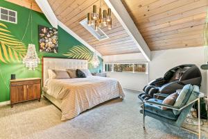 Artful Stay, Downtown, Spacious, LED Art, Hot Tub