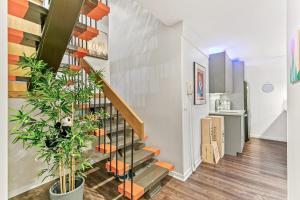 Artful Stay, Downtown, Spacious, LED Art, Hot Tub
