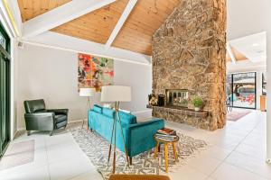 Artful Stay, Downtown, Spacious, LED Art, Hot Tub