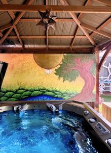 Artful Stay, Downtown, Spacious, LED Art, Hot Tub