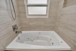 Private Room in Spacious 3-Bedroom Home