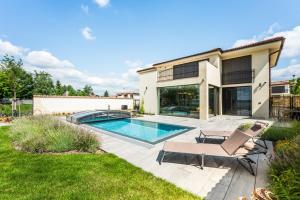 Villa with pool by the lake Mušovské jezero