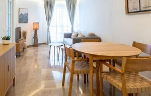 Portside paradise - 2-bedroom apartment steps from the marina