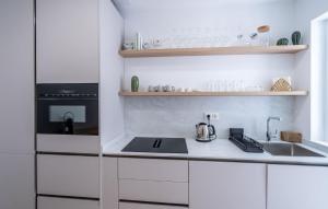 Portside paradise - 2-bedroom apartment steps from the marina