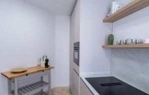 Portside paradise - 2-bedroom apartment steps from the marina