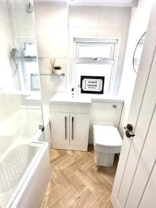 Stylish 3 Bed Home Near Oxton Village & Liverpool