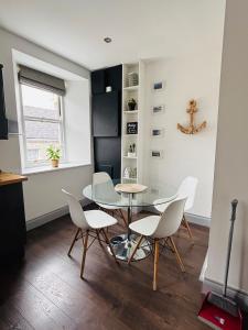 Twenty 7 - Modern & Spacious Townhouse