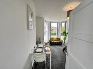 THE SPRINGFIELD SUITE - ONE BEDROOM APARTMENT - KIDDERMINSTER CENTRAL - SLEEPS 3 GUESTS - PARKING INCLUDED - WEST MIDLANDS SAFARI PARK LOCATIOn