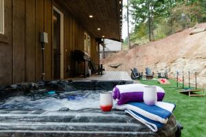 Dreamy Views, Pool Access, Game Room, Fire Pit