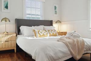 Quaint Cottage-Great Location with Hot Tub!