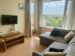 Peaceful, Top Floor, 2 Bedroom