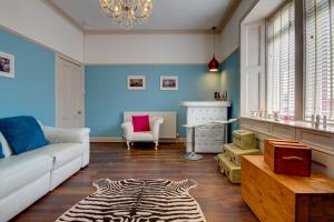 Tiffanys - Coorie Doon Stays