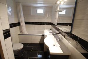 Multiple rooms near the station Bolligen