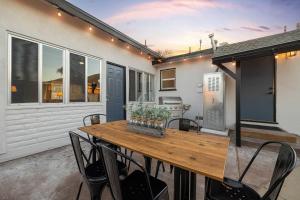 Central Backyard Oasis Villa