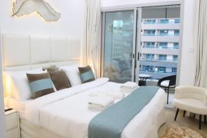 Stylish Marina 1BR, Balcony, Walk to JBR & Marina - 4hvězdičkové hotely ve městě Dubaj