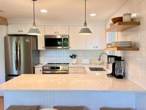 Sleeps 10, Approx 1 Mile to the Beach, Fully Renovated in 2025