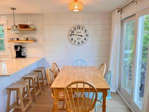 Sleeps 10, Approx 1 Mile to the Beach, Fully Renovated in 2025