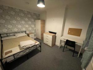 4 Double Bedroom House with Private Garden and Own Entrance