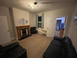 4 Double Bedroom House with Private Garden and Own Entrance