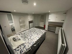 4 Double Bedroom House with Private Garden and Own Entrance