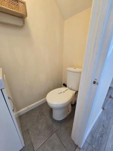 pet friendly house by KBS StayHub Short Lets & Serviced Accommodation Brockworth with parking